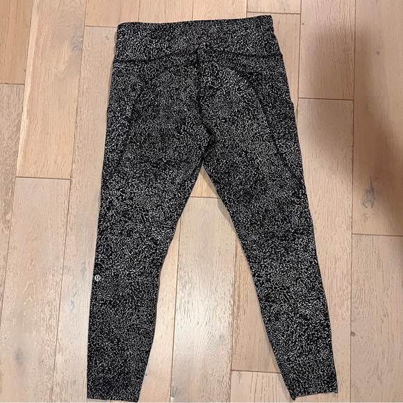 Lululemon Fast and Free Black and White Legging | Women Size 10 - Picture 3 of 4